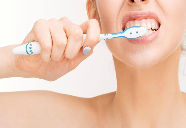 Một trong các tác nhân ảnh hưởng lớn đó là chế độ chăm sóc răng miệng không đúng cách.